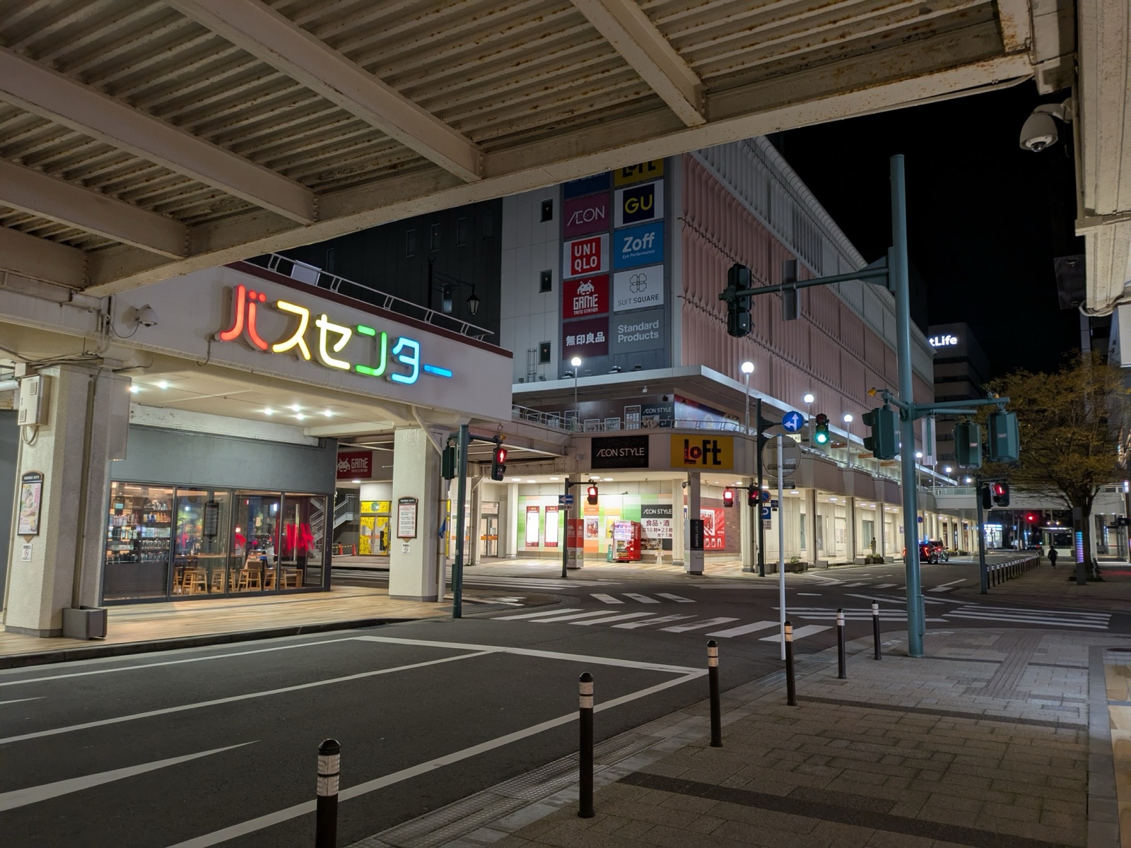 夜の万代シティ・バスセンター前の街並み